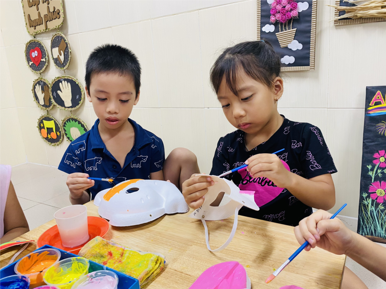 Alvin1 với hoạt động trong tuần Hôi  Tổng kết Trung thu trong mắt em  Bé trang trí mặt nạ